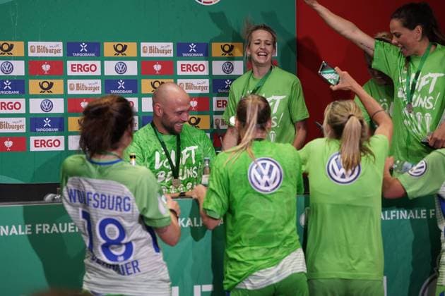 DFB Pokal Final Women VfL Wolfsburg vs FC Bayern Munich 19 05 2018 RheinEnergieStadium Koeln GER DFB Pokal Final Women VfL Wolfsburg vs FC Bayern Munich in picture picture shows Wolfsburg women storm the PK and overflow Stephan Lerch coach Headcoach VFL Wolfsburg with champagne and have fun nordphotox xMeuter nph00351