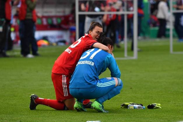 Viktoria Schnaderbeck FCB 25 consoled Manuela Zinsberger Goalkeeper FCB 31 Football DFB Womens Cup Final VfL Wolfsburg FC Bayern Munich xmkx