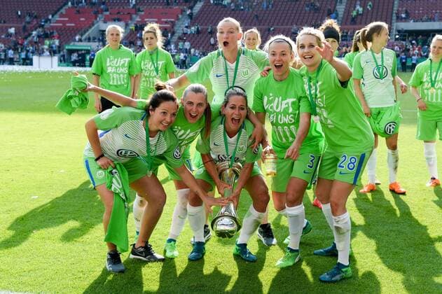 Cheers Happy celebrate VF Wolfsburg women with cup at the fans Football DFB Womens Cup Final VfL Wolfsburg FC Bayern Munich xmkx