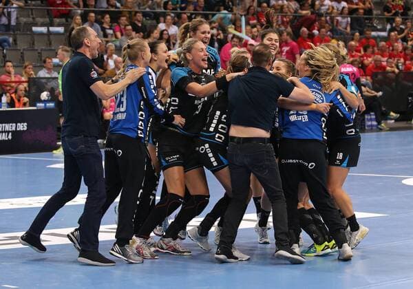 19 05 2018 Germany Stuttgart Handball OLYMP Final4 Season 2017 2018 Semifinals SG BBM Bietigheim vs TuS Metzingen Bietigheim cheers center Luisa Schulze