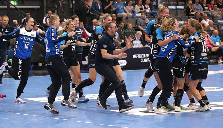 OLYMP Final4 Season 2017 2018 Semifinal SG BBM Bietigheim vs TuS Metzingen Bietigheimer cheering middle BBM coach Martin Albertsen