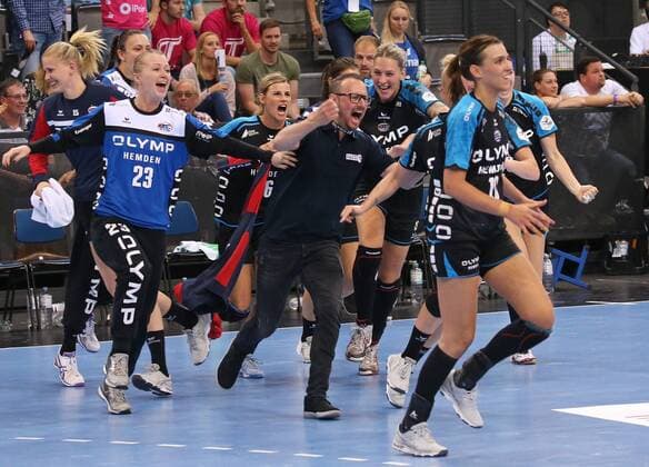 OLYMP Final4 Season 2017 2018 Semifinal SG BBM Bietigheim vs TuS Metzingen Bietigheimer cheering middle BBM coach Martin Albertsen