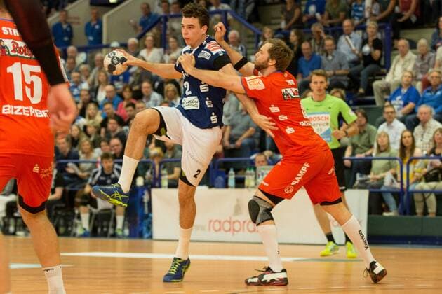 Maximilian Leon Bettin 2 Bergischer HC in a duel with Gregor Thomann 8 HBW Balingen Weilstetten Bergischer HC vs HBW Balingen Weilstetten Handball 2 Bundesliga 19 05 18 Solingen NRW Germany Klingenhalle Copyright: xcdnx