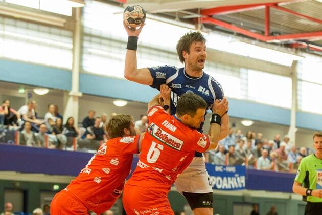 4 HBW Balingen Weilstetten and Matthias Flohr 6 HBW Balingen Weilstetten try to keep Csaba Szücs 20 Bergischer HC away Bergischer HC vs HBW Balingen Weilstetten Handball 2 Bundesliga 19 05 18 Solingen NRW Germany Klingenhalle Copyright: xcdnx