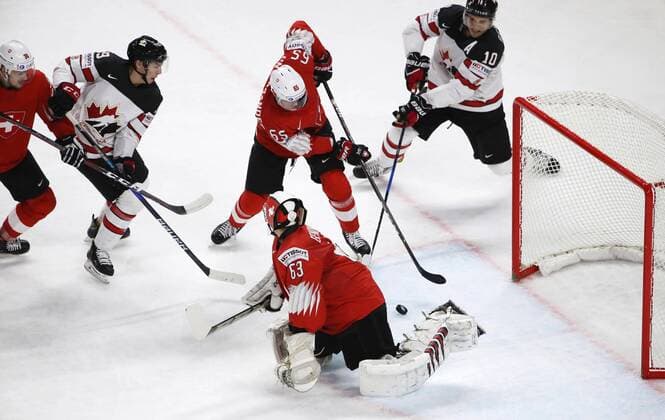 Ice hockey Eishockey - IIHF WC, CAN vs SUI COPENHAGEN,DENMARK,19.MAY.18 - ICE HOCKEY - IIHF World Championships, semifinal, Canada vs Switzerland. Image shows Dean Kukan (SUI), Ryan Nugent Hopkins (CAN), Ramon Untersander (SUI), Brayden Schenn (CAN) and Leonardo Genoni (SUI). GEPAxpictures xAndreasxPranter