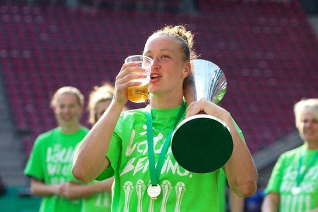 Almuth Schult VfL Wolfsburg with Beer and DfB Cup on Shoulder Football DFB Pokal Women Final VfL Wolfsburg vs Bayern Munich Muenchen Koeln 19 05 2018 Football DFB Pokal Women Final VfL Wolfsburg vs Bayern Munich Muenchen Koeln Copyright: xMarkxBohla xEibner-Pressefotox EP_bohla