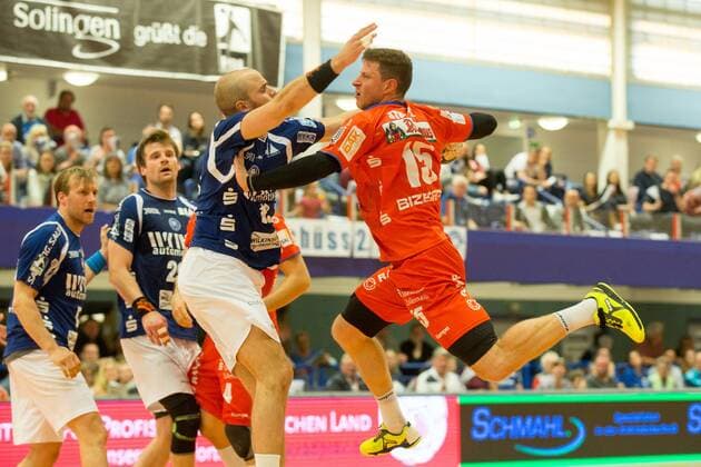 Kristian Nippes 13 Bergischer HC in a duel with Martin Strobel 15 HBW Balingen Weilstetten at the throw Bergischer HC vs HBW Balingen Weilstetten Handball 2 Bundesliga 19 05 18 Solingen NRW Germany Klingenhalle Copyright: xcdnx
