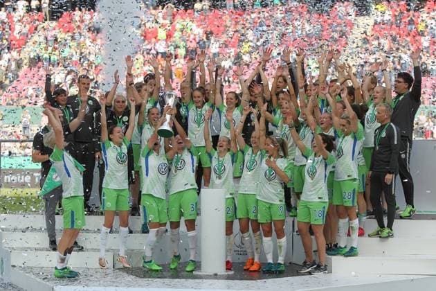 Themen der Woche - SPORT KW20 Bilder des Tages - SPORT Die Spielerinnen jubeln mit dem Pokal bei VFL Wolfsburg vs. FC Bayern Muenchen, DFB-Pokalfinale der Frauen, 19.05.2018 VFL Wolfsburg vs. FC Bayern Muenchen, DFB-Pokalfinale der Frauen, 19.05.2018 Koeln *** The players cheer with the Cup at VFL Wolfsburg vs Bayern Munich DFB Cup Womens Final 19 05 2018 VFL Wolfsburg vs FC Bayern Muenchen DFB Cup Womens Final 19 05 2018 Koeln Copyright: xMarioxHommesx Eibner-Pressefotox EP_mhs