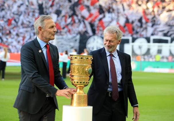 GER, DFB Pokal, Finale, FC Bayer Muenchen vs Eintracht Frankfurt 19.05.2018, OLympiastadion, Berlin, GER, DFB Pokal, Finale, FC Bayer Muenchen vs Eintracht Frankfurt, im Bild Der Pokal, Paul Breitner, *** GER DFB Pokal Final FC Bayer Muenchen vs. Eintracht Frankfurt 19 05 2018 OLYMPIA Stadium Berlin DFB Cup Final FC Bayer Muenchen vs. Eintracht Frankfurt im Bild The Paul Verbner Cup nordphotox xEngler nph00076