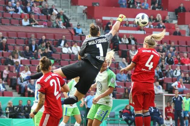 Wolfsburg goal room scene Almuth Schult Wolfsburg fist the ball of the attacking Kristin Demann Muenchen away at VFL Wolfsburg vs Bayern Munich DFB Cup Womens Final 19 05 2018 VFL Wolfsburg vs FC Bayern Muenchen DFB Cup Womens Final 19 05 2018 Koeln Copyright: xMarioxHommesx Eibner-Pressefotox EP_mhs