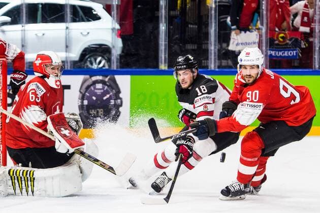 180519 Canadas Pierre Luc Dubois worries Switzerland swarm Leonardo Genoni and Joel Roman during the semi-finals of the ice hockey World Cup between Canada and Switzerland on May 19, 2018 in Copenhagen  Copyright: PETTERxARVIDSON BB180519PA154