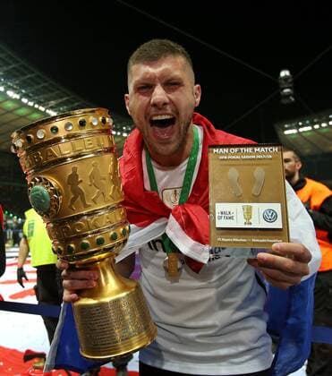19 05 2018 Football DFB Pokal Final 2018 FC Bayern Munich Eintracht Frankfurt in the Olympic Stadium in Berlin Eintracht Frankfurt wins the DFB Cup Ante Rebic Eintracht Frankfurt with cup