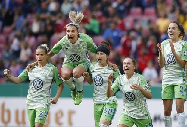 Themen der Woche - SPORT KW20 Bilder des Tages - SPORT Fussball, Köln, Deutschland , DFB-Pokalfinale Frauen,, VFL Wolfsburg (WOB ) vs. FC Bayern M München 3-2 n.E. im Rhein-Energie Stadion in Köln am 19. 05. 2018 Isabel KERSCHOWSKI (VFL),Zsanett JAKABFI (VFL), Ella MASAR (VFL), Noelle MARITZ (VFL), Joelle WEDEMEYER (VFL) , v.li.n.re.- beim Elfmeterschiessen *** Soccer Cologne Germany DFB Cup Final Women VFL Wolfsburg WOB vs. FC Bayern Munich 3 2 n E in the Rhein Energie Stadium in Cologne on 19 05 2018 Isabel KERSCHOWSKI VFL Zsanett JAKABFI VFL Ella MASAR VFL Noelle MARITZ VFL Joelle WEDEMEYER VFL is on penalties