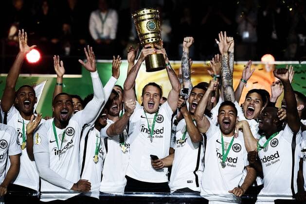 19 05 2018 xpsx DFB Pokal Final Men Eintracht Frankfurt Bayern Munich Muenchen emspor v l Celebrate Cup Winners Cup Winners Jubel Pokalübergabe Team Photo Alexander Alex Meier Eintracht Frankfurt Berlin