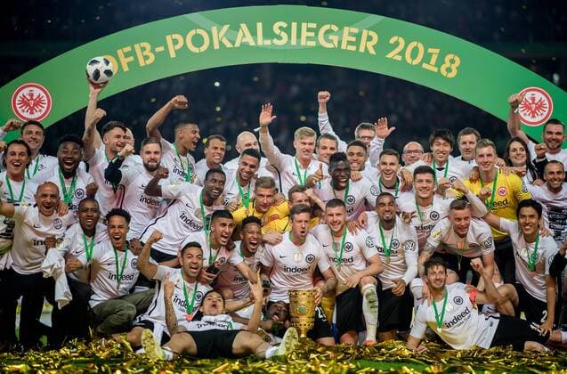 Themen der Woche - SPORT KW20 Bilder des Tages - SPORT 19. Mai 2018: Berlin, Olympiastadion: Fussball DFB-Pokalfinale: FC Bayern Muenchen - Eintracht Frankfurt: Frankfurts Spieler jubeln nach dem Spiel unter dem Siegerbogen. *** 19 May 2018 Berlin Olympic Stadium Football DFB Cup Final FC Bayern Muenchen Eintracht Frankfurt Frankfurt players cheer for the game under the winners bow