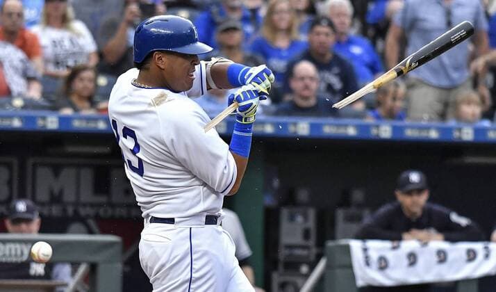 Bilder des Tages - SPORT May 19, 2018 - Kansas City, MO, USA - Kansas City Royals Salvador Perez breaks his bat on a strike in the third inning during Saturday s baseball game against the New York Yankees on May 19, 2018, at Kauffman Stadium in Kansas City, Mo. Royals vs Yankees - ZUMAm67_ 20180519_zaf_m67_009 Copyright: xJohnxSleezerx