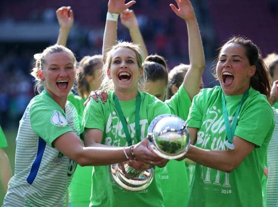 VfL vs Bayern DFB Pokal Final Women Cologne 19 05 2018 FOOTBALL VfL Wolfsburg vs FC Bayern Munich DFB Pokal Final Women Season 2017 18 Image shows VfL Wolfsburg wins DFB Womens Cup 2018 Alexandra Popp VfL Wolfsburg Lena Goessling VfL Wolfsburg Sara Bjork Gunnarsdottir VfL Wolfsburg Cologne