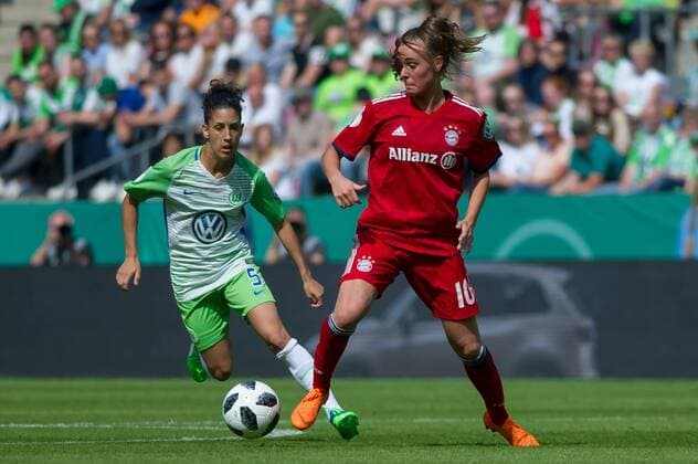 v left Claudia Pires Neto VfL Wolfsburg 5 and Jill Roord FC Bayern Munich 10 in duel Action Action Match scene Soccer DFB Womens Cup Final VfL Wolfsburg FC Bayern Munich xobx