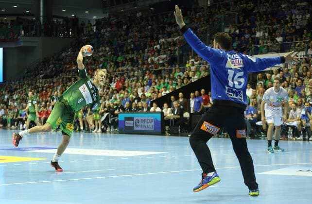 20 05 2018 xcsx Handball EHF Cup Final 4 Handball EHF Cup Final 4 Play for 3rd place SC Magdeburg Fresh on Göppingen emspor v1 Matthias Musche SC Magdeburg throws penalty throw against Primosz Prost Frisch on Göppingen Magdeburg