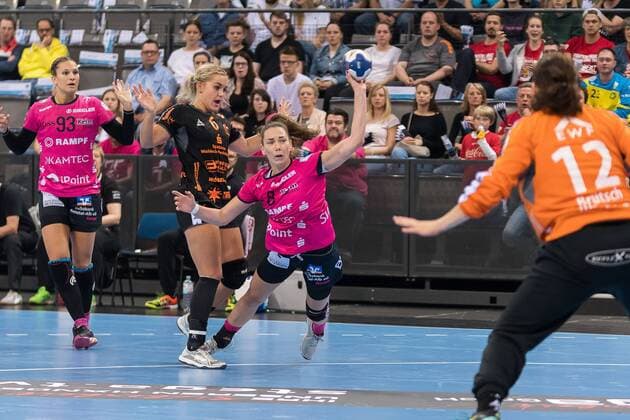 Anouk Nieuwenweg HSG Bad Wildungen Vipers 06 Monika Kobylinska TusSies Metzingen 08 HSG Bad Wildungen Vipers v TuS Metzingen Handball OLYMP Final4 HBF Handball Cup Final Match 3 3 Bundesliga Women 20 05 2018 HSG Bad Wildungen Vipers v TuS Metzingen Handball OLYMP Final 4 HBF Handball Cup Final Game Place 3 1 Bundesliga Women 20 05 2018 Stuttgart Copyright: xFrankx Eibner-Pressefotox EP_wfk