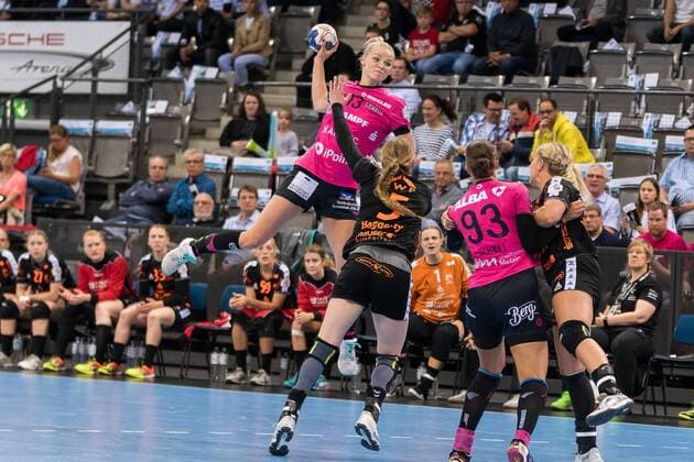 Shenia Minevskaja TusSies Metzingen 13 Tamara Haggerty HSG Bad Wildungen Vipers 05 HSG Bad Wildungen Vipers v TuS Metzingen Handball OLYMP Final4 HBF Handball Cup Final Match 3 3 Bundesliga Women 20 05 2018 HSG Bad Wildungen Vipers v TuS Metzingen Handball OLYMP Final 4 HBF Handball Cup Final Game um Place 3 1 Bundesliga Women 20 05 2018 Stuttgart Copyright: xFrankx Eibner-Pressefotox EP_wfk