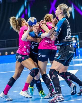 SG BBM Bietigheim TuS Metzingen Anna LOERPER 19 SG BBM Bietigheim Delaila AMEGA 5 TuS Metzingen Luisa SCHULZE 13 SG BBM BIETIGHEIM at the game of OLYMP FINAL4 SG BBM Bietigheim TuS Metzingen Stuttgart 19 05 18 Handball OLYMP Final4 Stuttgart Baden Wuerttemberg Germany Porsche Arena