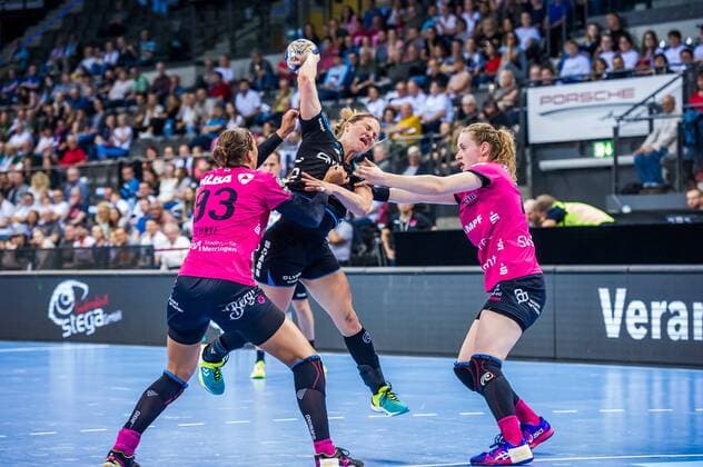SG BBM Bietigheim TuS Metzingen Anna LOERPER 19 SG BBM Bietigheim Maren WEIGEL 22 TuS Metzingen Julia BEHNKE 93 TuS Metzingen playing OLYMP FINAL4 SG BBM Bietigheim TuS Metzingen Stuttgart 19 05 18 Handball OLYMP Final4 Stuttgart Baden Wuerttemberg Germany Porsche Arena