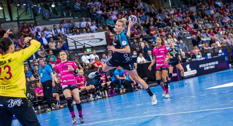 SG BBM Bietigheim TuS Metzingen Antje LAUENROTH 5 SG BBM BIETIGHEIM Jasmina JANKOVIC 23 TuS Metzingen playing OLYMP FINAL4 SG BBM Bietigheim TuS Metzingen Stuttgart 19 05 18 Handball OLYMP Final4 Stuttgart Baden Wuerttemberg Germany Porsche Arena