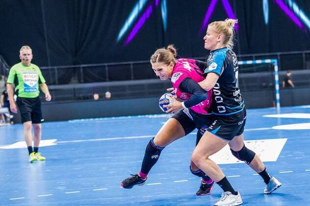 SG BBM Bietigheim TuS Metzingen Julia BEHNKE 93 TuS Metzingen Antje LAUENROTH 5 SG BBM BIETIGHEIM playing OLYMP FINAL4 SG BBM Bietigheim TuS Metzingen Stuttgart 19 05 18 Handball OLYMP Final4 Stuttgart Baden Wuerttemberg Germany Porsche Arena