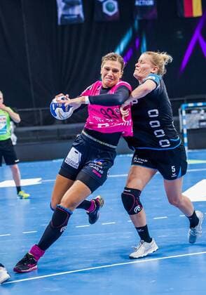 SG BBM Bietigheim TuS Metzingen Julia BEHNKE 93 TuS Metzingen Antje LAUENROTH 5 SG BBM BIETIGHEIM playing OLYMP FINAL4 SG BBM Bietigheim TuS Metzingen Stuttgart 19 05 18 Handball OLYMP Final4 Stuttgart Baden Wuerttemberg Germany Porsche Arena