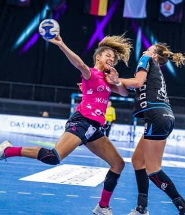 SG BBM Bietigheim TuS Metzingen Delaila AMEGA 5 TuS Metzingen Cecilie WOLLER 10 SG BBM BIETIGHEIM playing OLYMP FINAL4 SG BBM Bietigheim TuS Metzingen Stuttgart 19 05 18 Handball OLYMP Final4 Stuttgart Baden Wuerttemberg Germany Porsche Arena