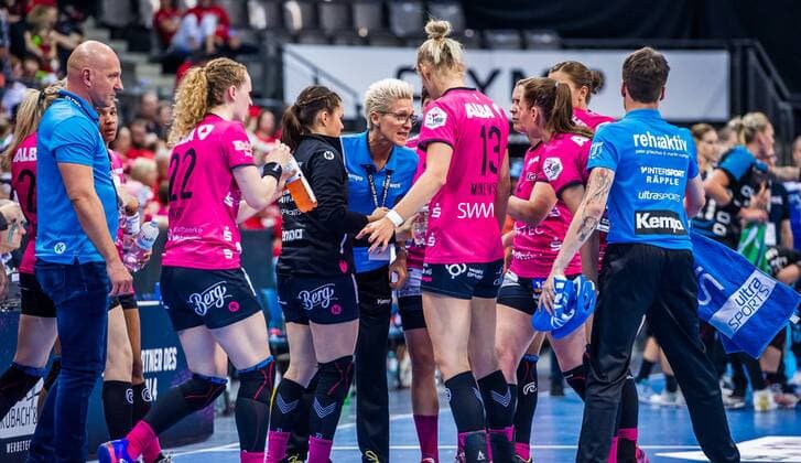 SG BBM Bietigheim TuS Metzingen Edina Rott with team of TuS Metzingen in the game of OLYMP FINAL4 SG BBM Bietigheim TuS Metzingen Stuttgart 19 05 18 Handball OLYMP Final4 Stuttgart Baden Wuerttemberg Germany Porsche Arena