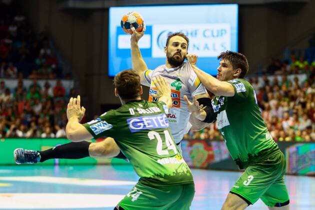 SC Magdeburg vs Frisch Auf Göppingen vl Christian O Sullivan Magdeburg 24 Tim Kneule Göppingen 4 Piotr Chrapkowski Magdeburg 3 Duel Kampf tackle SC Magdeburg vs Frisch Auf Göppingen Handball Ottostadt Magdeburg EHF Cup Finals 2018 Season 2017 2018 20 05 2018 Magdeburg Copyright: xTaegerEibner-Pressefotox EP_taeger
