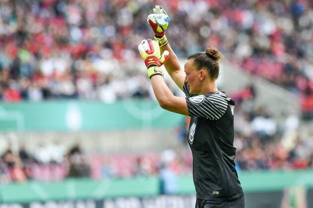 Almuth Schult goalkeeper Wolfsburg 1 welcomes the Wolfsburg fans Portrait Portrait Football DFB Womens Cup final VfL Wolfsburg FC Bayern Munich xmhx