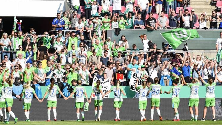 Wolfsburg women celebrate after the match with their fans cheers after the final whistle Victory Winner Winner Cheers Cheer Joy Optimistic Action Action Fans Audience Spectator Atmosphere Atmosphere Stadium Soccer DFB Womens Cup Final VfL Wolfsburg FC Bayern Munich xmhx