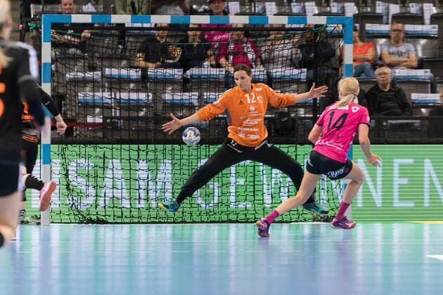 Manuela Bruetsch HSG Bad Wildungen Vipers 12 Stina Karlsson TusSies Metzingen 14 HSG Bad Wildungen Vipers v TuS Metzingen Handball OLYMP Final4 HBF Handball Cup final Match 3 3 Bundesliga Women 20 05 2018 HSG Bad Wildungen Vipers v TuS Metzingen Handball OLYMP Final 4 HBF Handball Cup final Game Place 3 1 Bundesliga Women 20 05 2018 Stuttgart Copyright: xFrankx Eibner-Pressefotox EP_wfk