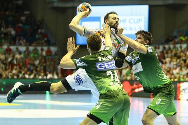 SC Magdeburg vs Frisch Auf Göppingen vl Christian O Sullivan Magdeburg 24 Tim Kneule Göppingen 4 Piotr Chrapkowski Magdeburg 3 Duel Kampf tackle SC Magdeburg vs Frisch Auf Göppingen Handball Ottostadt Magdeburg EHF Cup Finals 2018 Season 2017 2018 20 05 2018 Magdeburg Copyright: xTaegerx Eibner-Pressefotox EP_Taeger