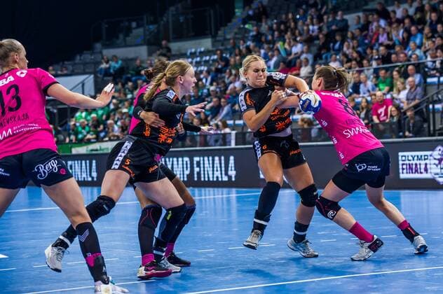 HSG Bad Wildungen Vipers TuS Metzingen Anouk NIEUWENWEG 6 HSG Bad Wildungen Vipers Tamara HAGGERTY 5 HSG Bad Wildungen Vipers Monika KOBYLINSKA 8 TuS Metzingen Shenia MINEVSKAJA 13 TuS Metzingen playing OLYMP FINAL4 HSG Bad Wildungen Vipers vs TuS Metzingen Stuttgart 20 05 18 Handball OLYMP Final4 Stuttgart Baden Wuerttemberg Germany Porsche Arena