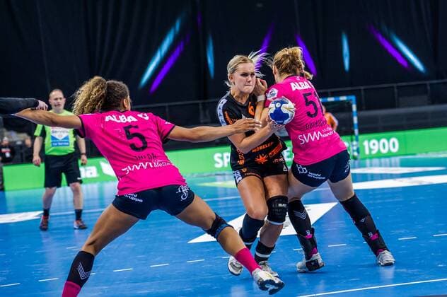 HSG Bad Wildungen Vipers TuS Metzingen Anouk NIEUWENWEG 6 HSG Bad Wildungen Vipers Delaila AMEGA 5 TuS Metzingen Marija OBRADOVIC 51 TuS Metzingen playing OLYMP FINAL4 HSG Bad Wildungen Vipers vs TuS Metzingen Stuttgart 20 05 18 Handball OLYMP Final4 Stuttgart Baden Wuerttemberg Germany Porsche Arena