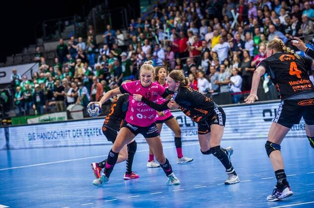 HSG Bad Wildungen Vipers TuS Metzingen Shenya MINEVSKAJA 13 TuS Metzingen Tamara HAGGERTY 5 HSG Bad Wildungen Vipers at the game of OLYMP FINAL4 HSG Bad Wildungen Vipers vs TuS Metzingen Stuttgart 20 05 18 Handball OLYMP Final4 Stuttgart Baden Wuerttemberg Germany Porsche Arena