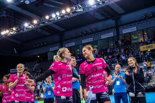 HSG Bad Wildungen Vipers TuS Metzingen Pleasure after victory against HSG Wetzlar Annika INGENPASS 20 TuS Metzingen Julia BEHNKE 93 TuS Metzingen playing OLYMP FINAL4 HSG Bad Wildungen Vipers vs TuS Metzingen Stuttgart 20 05 18 Handball OLYMP Final4 Stuttgart Baden Wuerttemberg Germany Porsche Arena