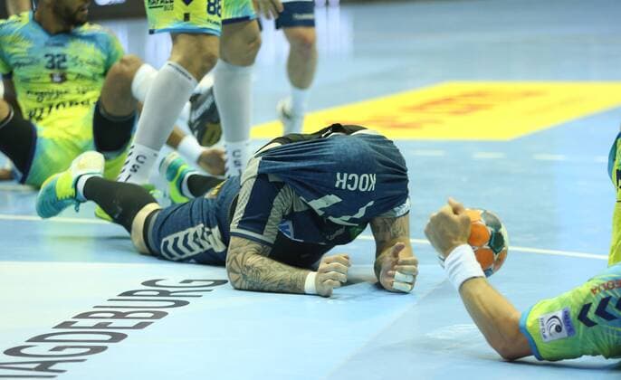 20 05 2018 xcsx Handball EHF Cup Final 4 Handball EHF Cup Final 4 Final Saint Raphael Var Handball foxes Berlin emspor v Johan Koch Füchse Berlin loses his jersey after Duel battle for the ball Magdeburg