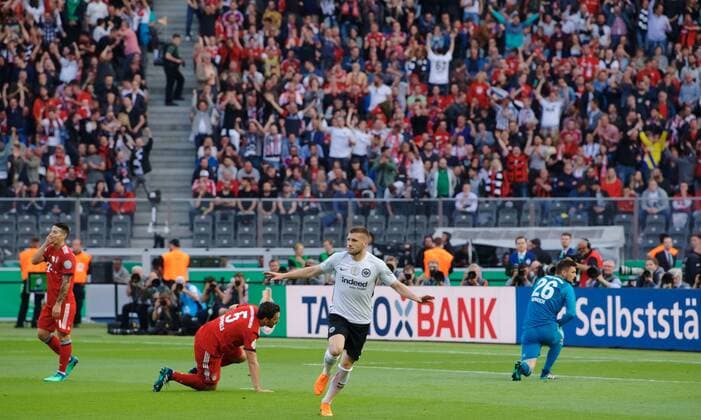 Soccer Berlin Olympic Stadium 19 05 2018 DFB Cup Final FC Bayern Muenchen geg Eintracht Frankfurt 1 3 0 1 Torjubel Scorer Ante REBIC 4 Eintracht Frankfurt from left to right THIAGO Alcantara FCB Mats HUMMELS 5 FCB Ante REBIC 4 Eintracht Frankfurt TW Sven ULREICH 26 FCB