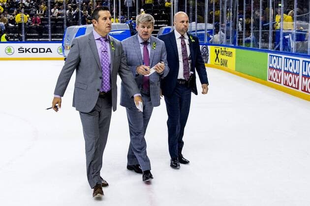 180520 Canadian federation Bill Peters leaves the ice during the Bronze match in the ice hockey World Cup between USA and Canada on May 20, 2018 in Copenhagen  Copyright: LUDVIGxTHUNMAN BB180520LT021