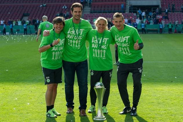 v left assistant Ariane Hingst VfL Wolfsburg Sporting director Ralf Kellermann VfL Wolfsburg coach Britta Carlson VfL Wolfsburg and goalkeeper coach Patrick Platins VfL Wolfsburg with the cup hold the trophy show the trophy cheering on the cup victory joy laughter celebrate mood Emotion Football DFB Womens Cup Final VfL Wolfsburg FC Bayern Munich xobx