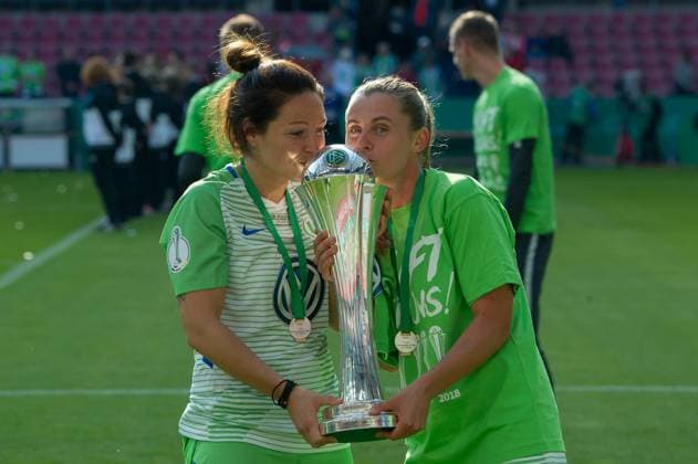 v left Vanessa Bernauer VfL Wolfsburg 18 and Noelle Maritz VfL Wolfsburg 16 with the trophy hold the trophy show the trophy cheering on the trophy joy laughter celebrate mood emotion kiss the trophy football DFB Womens Cup Final VfL Wolfsburg Bayern Munich xobx