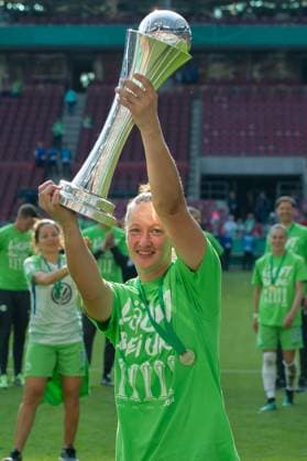 Goalkeeper Goalkeeper Almuth Schult VfL Wolfsburg 1 with the trophy holds up the trophy shows the trophy Cheers over the cup victory Joy Laughing Celebrate mood Emotion Football DFB Womens Cup Final VfL Wolfsburg FC Bayern Munich xobx