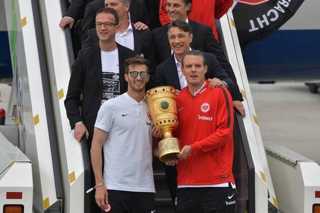 20 05 2018 xmhx Football Eintracht Frankfurt Arrival at Frankfurt Airport with the DFB Cup emspor Fredi Bobic Member of the Board Eintracht Frankfurt Soccer Coach Niko Kovac Eintracht Frankfurt David Abraham Eintracht Frankfurt Alexander Alex Meier Eintracht Frankfurt with the DFB Cup Frankfurt am Main