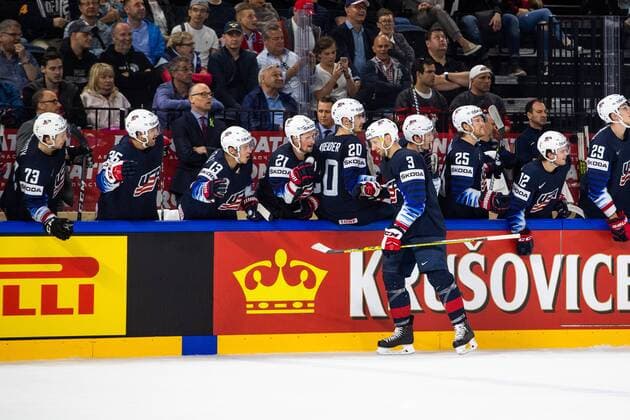 180520 US Nick Bonino cheers with teammates on the bench after making 2 1 painted during the bronze match in the ice hockey World Cup between USA and Canada on May 20, 2018 in Copenhagen  Copyright: PETTERxARVIDSON BB180520PA055