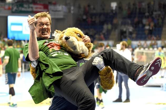 Themen der Woche - SPORT KW20 Bilder des Tages - SPORT Handball, Herren, EHF-Pokal, Final Four Turnier in Magdeburg, Saison 2017 18, Endspiel, Füchse Berlin - Saint-Raphael Var Handball, Jubel nach dem Abpfiff bei den Füchsen Berlin, Füchse-Maskottchen Fuchsi hebt Cheftrainer Velimir Petkovic (Füchse Berlin) hoch, 20.05.18, *** Handball Men EHF Cup Final Four Tournament in Magdeburg Season 2017 18 Final game Foxes Berlin Saint Raphael Var Handball cheering after the whistle at the foxes Berlin Fox Mascot Fuchsi highlights head coach Velimir Petkovic Foxes Berlin high 20 05 18 Copyright: xMichaelxHundtx xMatthiasxKochx